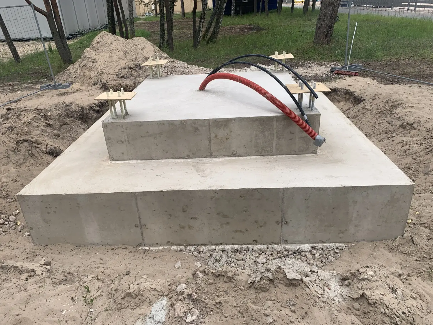 Torņu pamatu betonēšana bruņotajiem spēkiem